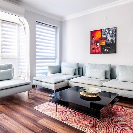 Sleek Flat 50 M To Bull Statue In Kadikoy Lejlighed Istanbul Eksteriør billede