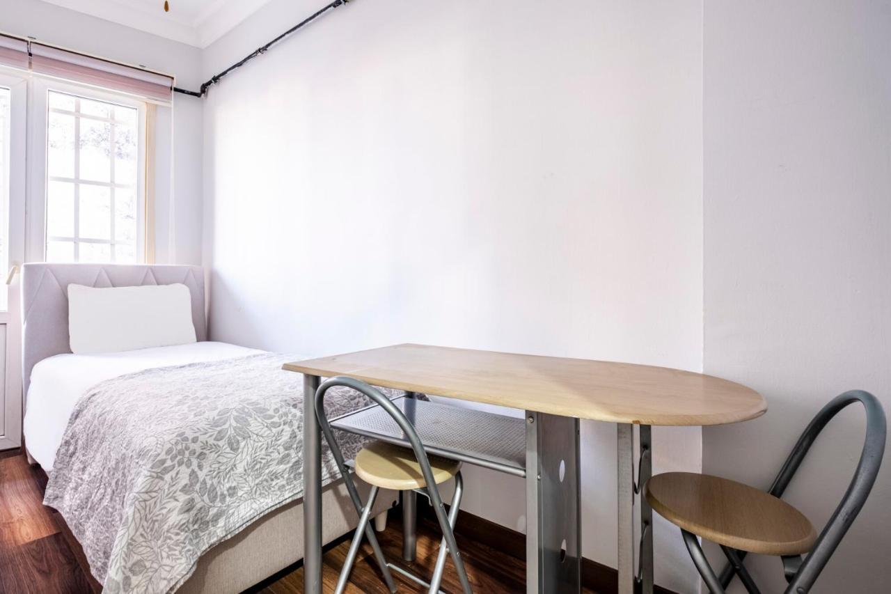 Sleek Flat 50 M To Bull Statue In Kadikoy Lejlighed Istanbul Eksteriør billede